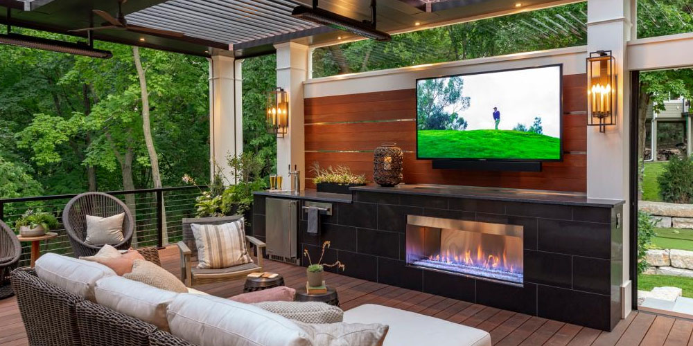 Reasons to Consider an Outdoor TV Screen for Entertainment